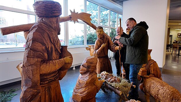 Do Fakultn nemocnice Ostrava piputoval i letos betlm v ivotn velikosti, kter ped nkolika lety vyezal pro biskupa Martina Davida ezb Ludk Vanura. Protoe je na biskupstv pes Vnoce zaveno, nabdl biskup betlm fakultn nemocnici. A ta jej u tetm rokem v ad umstila do svho Respiria. (1. prosinec 2025)