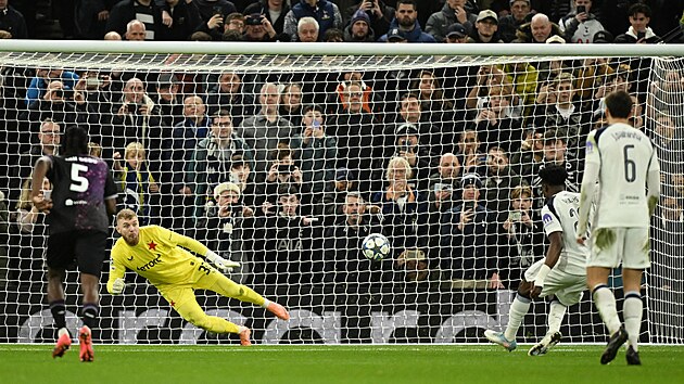 Mohammed Kudus z Tottenhamu promuje penaltu proti Slavii.