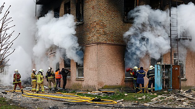 Hasi�i pracuj� na m�st� budovy po�kozen� b�hem no�n�ho rusk�ho raketov�ho a dronov�ho �toku na are�l �elezni�n� stanice ve m�st� Fastov v Kyjevsk� oblasti. (6. prosince 2025)