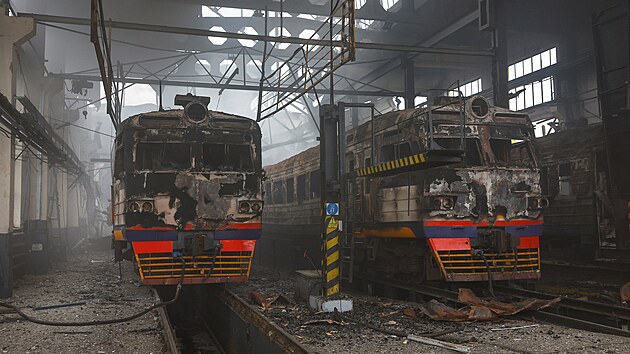Sp�len� elektrick� vlaky stoj� uvnit� depa, kter� bylo zasa�eno b�hem no�n�ho rusk�ho raketov�ho a bezpilotn�ho �toku v Kyjevsk� oblasti. (6. prosince 2025)