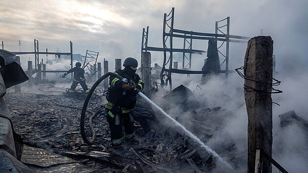Z�chran��i pracuj� na m�st� skladu, kter� byl zasa�en b�hem noci rusk�ch raketov�ch a dronov�ch �tok� v obci Novi Petrivci nedaleko Kyjeva. (6. prosince 2025)