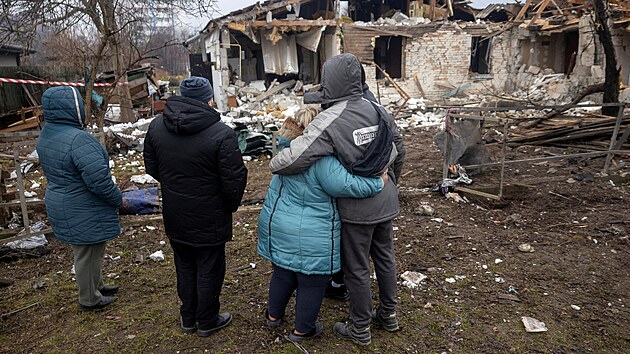 Natalia Mala�okov� a jej� p��buzn� si prohl�ej� jej� d�m, kter� byl po�kozen b�hem noci rusk�ch raketov�ch a dronov�ch �tok� v obci Novi Petrivci nedaleko Kyjeva. (6. prosince 2025)