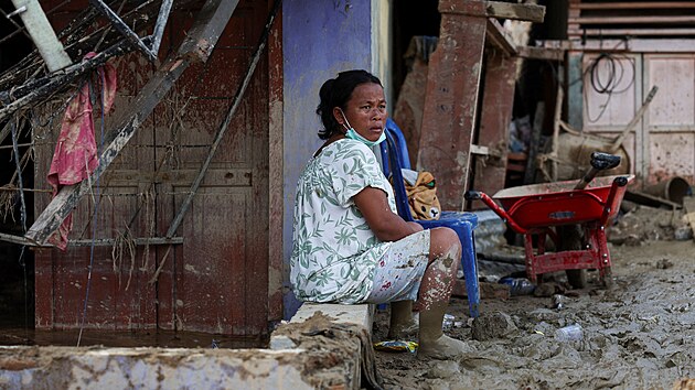 P�e�iv�� sed� p�ed sv�m zabl�cen�m domem po bleskov� povodni v Batang Toru na Sumat�e. (6. prosince 2025)