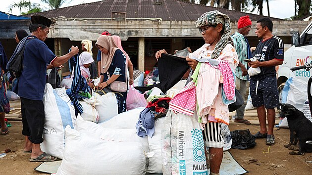 Lid� t��d� darovan� oble�en� po bleskov� povodni v Batang Toru na Sumat�e. (6. prosince 2025)