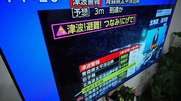 Na televizn�m obrazovce v Jokoham� pobl� Tokia se zobrazuje varov�n� p�ed tsunami. (8. prosince 2025)
