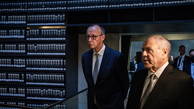 N�meck� kancl�� Friedrich Merz b�hem n�v�t�vy Muzea holocaustu Jad Va�em v Jeruzal�m�. (7. prosince 2025)