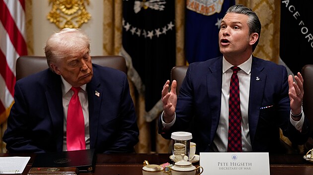 Prezident Donald Trump a ministr obrany Pete Hegseth b�hem zasedání kabinetu v...