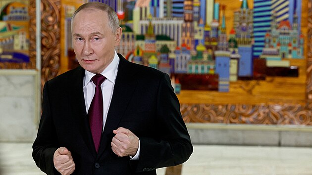 Rusk� prezident Vladimir Putin gestikuluje p�i sv�m projevu na plen�rn�m zased�n� investi�n�ho f�ra VTB v Moskv�. (2. prosince 2025)