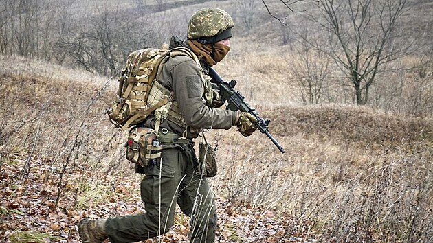 Voj�k ukrajinsk� N�rodn� gardy se ��astn� taktick�ho v�cviku v Charkovsk� oblasti. (3. prosince 2025)