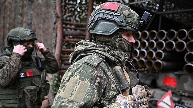 Ru�t� voj�ci st��lej� z raketometu BM-21 Grad na ukrajinsk� pozice u Lymanu v Don�ck� oblasti na Ukrajin�. (1. prosince 2025)