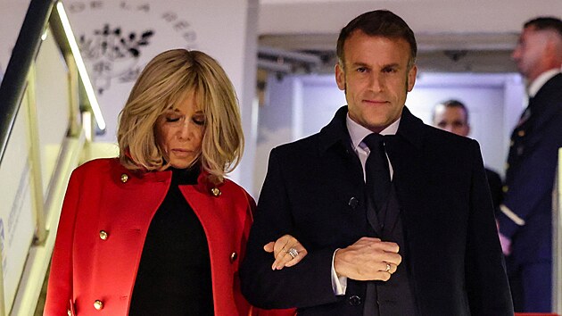 Francouzsk� prezident Emmanuel Macron a jeho man�elka Brigitte Macronov� vystupuj� z letadla po p��letu do Pekingu v ��n�. (3. prosince 2025)