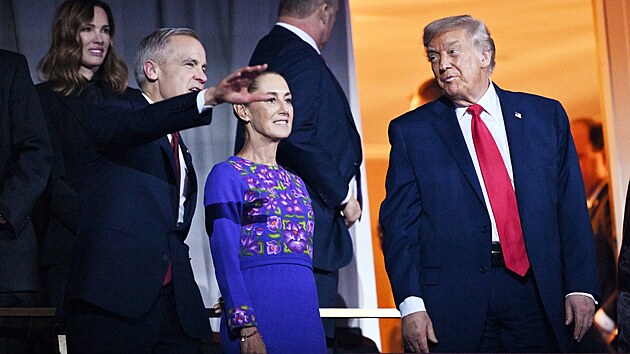 Kanadsk� premi�r Mark Carney, mexick� prezidentka Claudia Sheinbaumov� a americk� prezident Donald Trump se ��astn� losov�n� skupinov� f�ze mistrovstv� sv�ta. (5. prosince 2025)