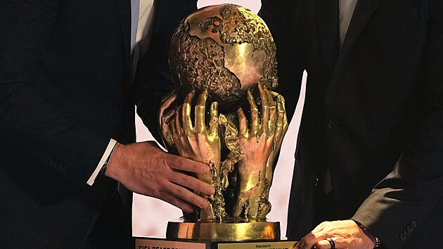 Americk� prezident Donald Trump se stal prvn�m dr�itelem nov� Ceny m�ru, kterou za�ala ud�lovat mezin�rodn� fotbalov� federace FIFA. (5. prosince 2025)