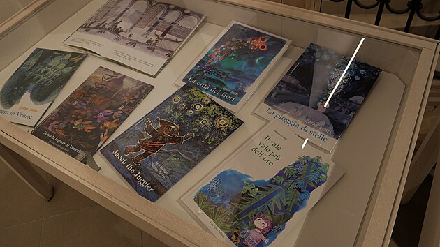 Vstava pedstavuje i kolekci knih, kter tpn Zavel ilustroval.