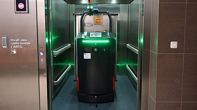 Robot si um sm pivolat vtah a dojet do sprvnho patra.