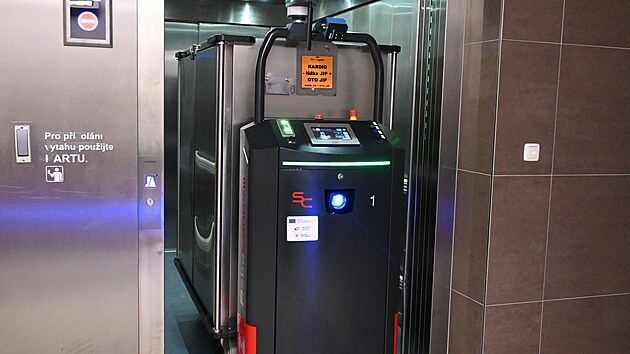 Robot si um sm pivolat vtah a dojet do sprvnho patra.