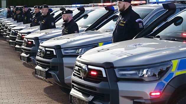 �esk� policie si po��d� a� 50 voz� Toyota Hilux do t�k�ho ter�nu, prvn�ch dvacet p�evzala 9. prosince 2025.