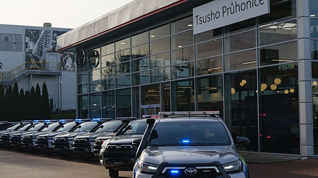�esk� policie si po��d� a� 50 voz� Toyota Hilux do t�k�ho ter�nu, prvn�ch dvacet p�evzala 9. prosince 2025.
