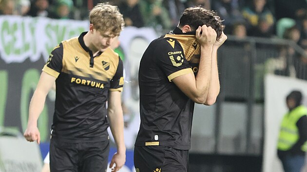 Ostravsk� obr�nce Karel Pojezn� si zakr�v� tv�� dresem po neprom�n�n� �anci.