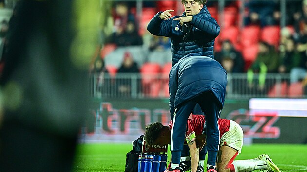 Pardubick� �to�n�k Vojt�ch Patr�k se v z�pase proti Hradci zranil a musel st��dat.