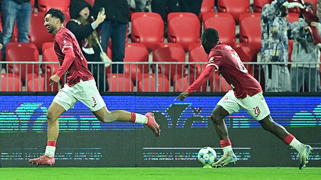 Pardubick� obr�nce Louis Lurvink (vlevo) se spole�n� s Abdullahim Tankem raduje ze sv�ho g�lu proti Hradci.