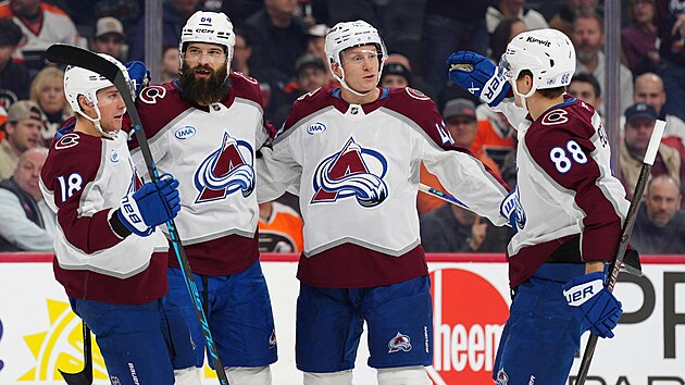 Colorad�t� hokejist� se spolu s asistuj�c�m Martinem Ne�asem (vpravo) raduj� z g�lu Brenta Burnse.