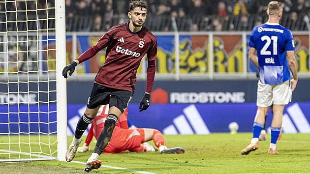 Spar�ansk� �to�n�k Albion Rrahmani se raduje ze sv�ho g�lu v Olomouci.