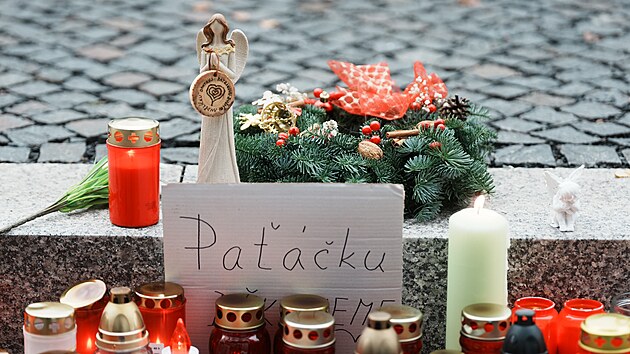 P�ed s�dlem r�dia Evropa 2, kde p�sobil zesnul� moder�tor Patrik Hezuck�, vzniklo pietn� m�sto. (6. prosince 2025)