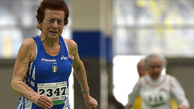 Emma Mazzengov� z It�lie b�hem fin�le b�hu na 60 metr� v kategorii W80 na halov�m mistrovstv� sv�ta veter�n� v Budape�ti (26. b�ezna 2014).