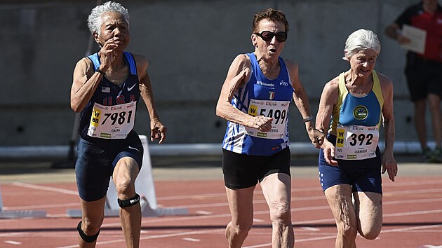 Ameri�anka Irene Oberaov� (vlevo), Italka Emma Maria Mazzengov� (uprost�ed) a Australanka Constance Marmourov� (vpravo) b�hem fin�le b�hu na 100 metr� v kategorii �en nad 80 let na mistrovstv� sv�ta veter�n� v Lyonu (7. srpna 2015).