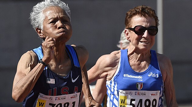 Ameri�anka Irene Oberaov� (vlevo) a Italka Emma Maria Mazzengov� b�hem fin�le b�hu na 100 metr� v kategorii �en nad 80 let na mistrovstv� sv�ta veter�n� v Lyonu (7. srpna 2015).