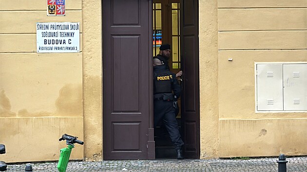 Policie kv�li v�hr��ce zasahovala ve �kole v centru Prahy. (4. prosince 2025)
