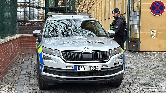 Policie kv�li v�hr��ce zasahovala ve �kole v centru Prahy. (4. prosince 2025)