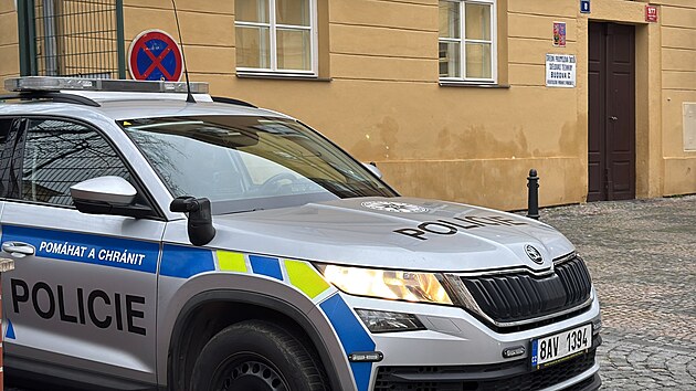 Policie kv�li v�hr��ce zasahovala ve �kole v centru Prahy. (4. prosince 2025)