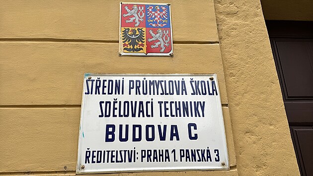 Policie kv�li v�hr��ce zasahovala ve �kole v centru Prahy. (4. prosince 2025)