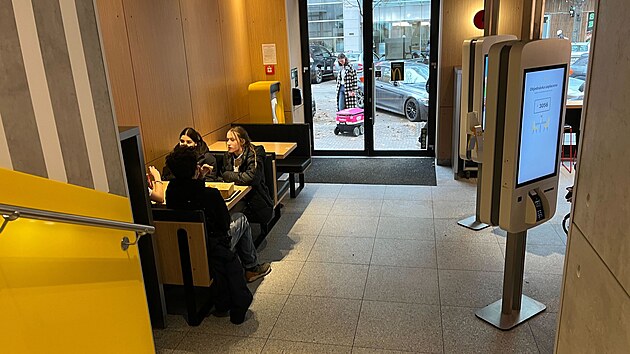 Robotick voztka v Karln bud rozruch, jsou hlavn atrakc. (4. prosince 2025)