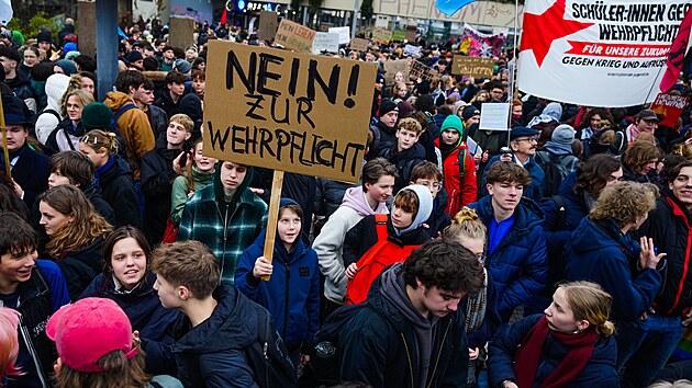 V n�meck�m hlavn�m m�st� protestovali studenti proti zaveden� povinn� vojensk� slu�by. (5. prosince 2025)