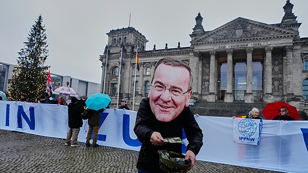 V Berl�n� p�ed budovou ��sk�ho sn�mu se konal protest proti zaveden� povinn� vojensk� slu�by. (5. prosince 2025)