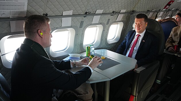 P�edseda Sn�movny Tomio Okamura (SPD) odlet�l na svou prvn� zahrani�n� cestu na Slovensko. Na sn�mku vlevo Filip Turek (Motorist� sob�).  (2. prosince 2025)