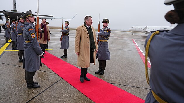 P�edseda Sn�movny Tomio Okamura (SPD) odlet�l na svou prvn� zahrani�n� cestu na Slovensko. Doprov�z� ho tak� Filip Turek (Motorist� sob�). (2. prosince 2025 )