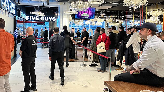 V pond�l� 8. prosince se otev�ela prvn� restaurace Five Guys. (8. prosince 2025)