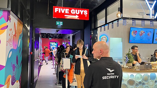 V pond�l� 8. prosince se otev�ela prvn� restaurace Five Guys. (8. prosince 2025)