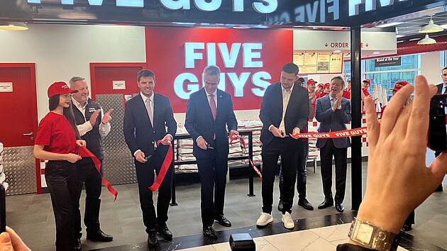 V pond�l� se otev�ela prvn� restaurace Five Guys. V 11 hodin p�est�ihl slavnostn� p�sku Martin Kl�n a jeho bratr V�clav, kte�� stoj� za vstupem fastfoodu a tak� americk� velvyslanec Nicholas Merrick. (8. prosince 2025)