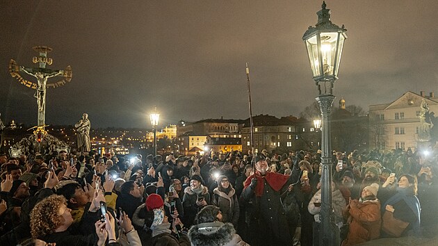 Pan ��kovec spolu se sv�m kolegou (st��daj� sm�ny) pravideln� v adventu chod� se setm�n�m po Karlov� most� a rozsv�cuje pouli�n� plynov� lampy. V posledn� dob� se z t�to ud�losti stal d�ky soci�ln�m s�t�m mezi turisty fenom�n. (5. prosince 2025)