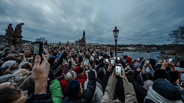 Pan ��kovec spolu se sv�m kolegou (st��daj� sm�ny) pravideln� v adventu chod� se setm�n�m po Karlov� most� a rozsv�cuje pouli�n� plynov� lampy. V posledn� dob� se z t�to ud�losti stal d�ky soci�ln�m s�t�m mezi turisty fenom�n. (7. prosince 2025)