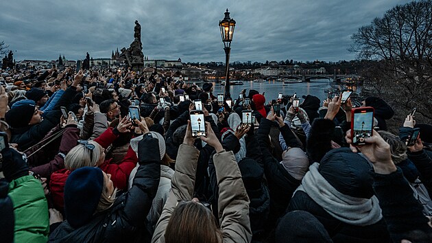 Pan ��kovec spolu se sv�m kolegou (st��daj� sm�ny) pravideln� v adventu chod� se setm�n�m po Karlov� most� a rozsv�cuje pouli�n� plynov� lampy. V posledn� dob� se z t�to ud�losti stal d�ky soci�ln�m s�t�m mezi turisty fenom�n. (7. prosince 2025)