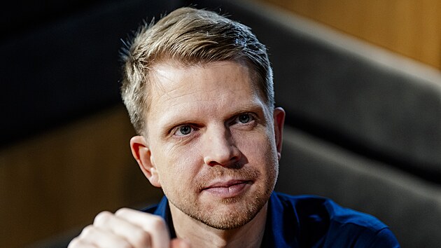 �ech�m le�� na ��tech zbyte�n� biliony. Rad�i je investujte, rad� ekonom