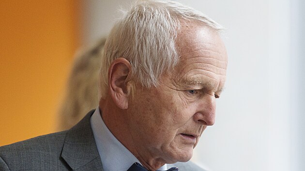 Obvodn� soud pro Prahu 4 pokra�uje v projedn�v�n� kauzy �dajn�ho vyd�r�n� p�edn�ch kardiochirurg� z Institutu pro klinickou a experiment�ln� medic�nu (IKEM). P�ed soud p�edstoupil i druh� z po�kozen�ch, sen�tor a l�ka� Jan Pirk. (1. prosince 2025)