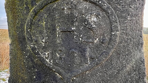 Pvodn kamenn podstavec.