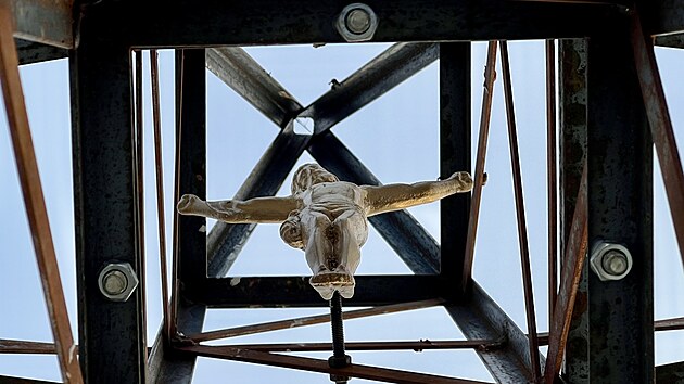 Dlo symbolizuje dialog mezi minulost a industriln realitou regionu.